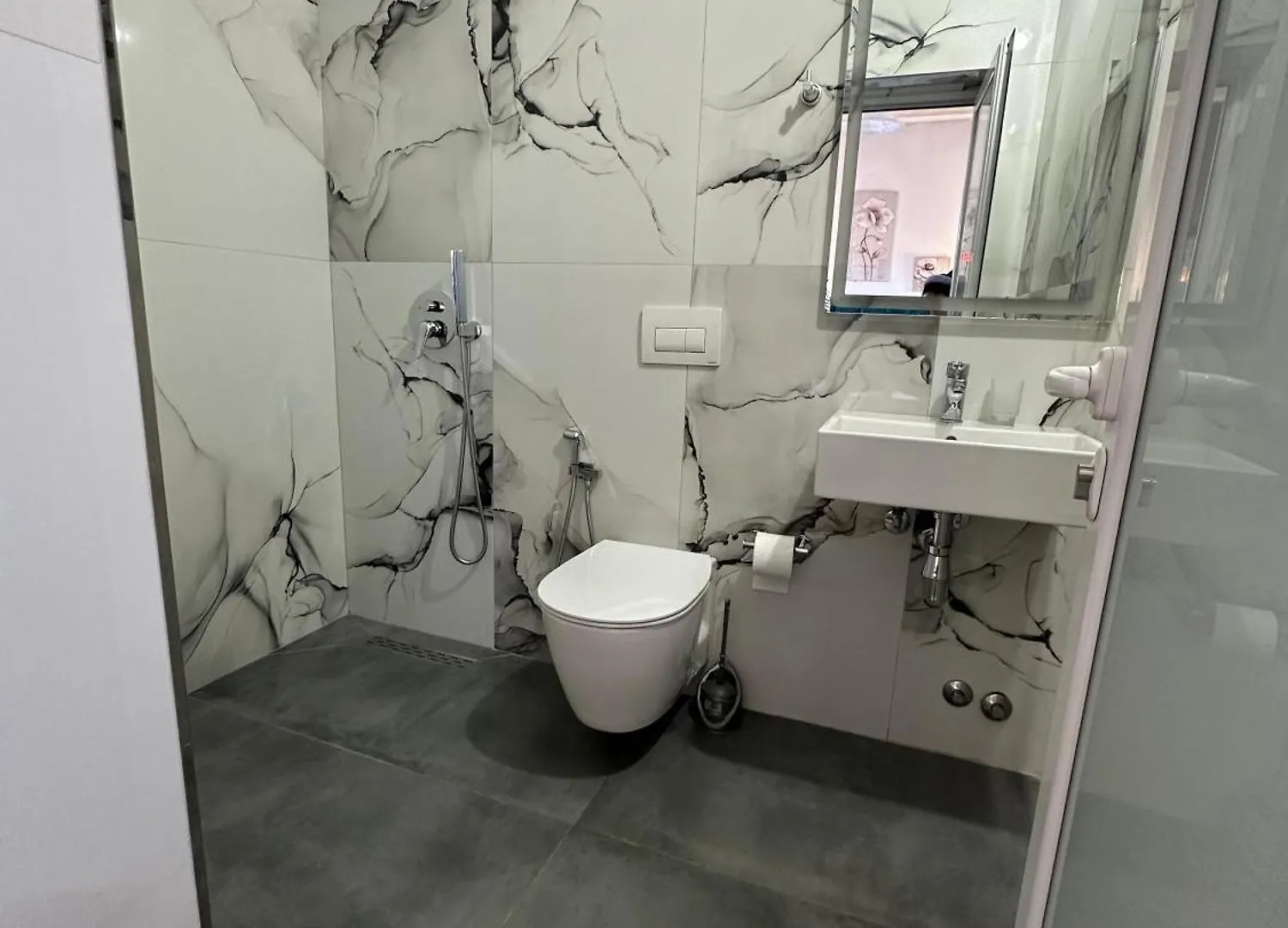 Kingsland Apartment Ksamil