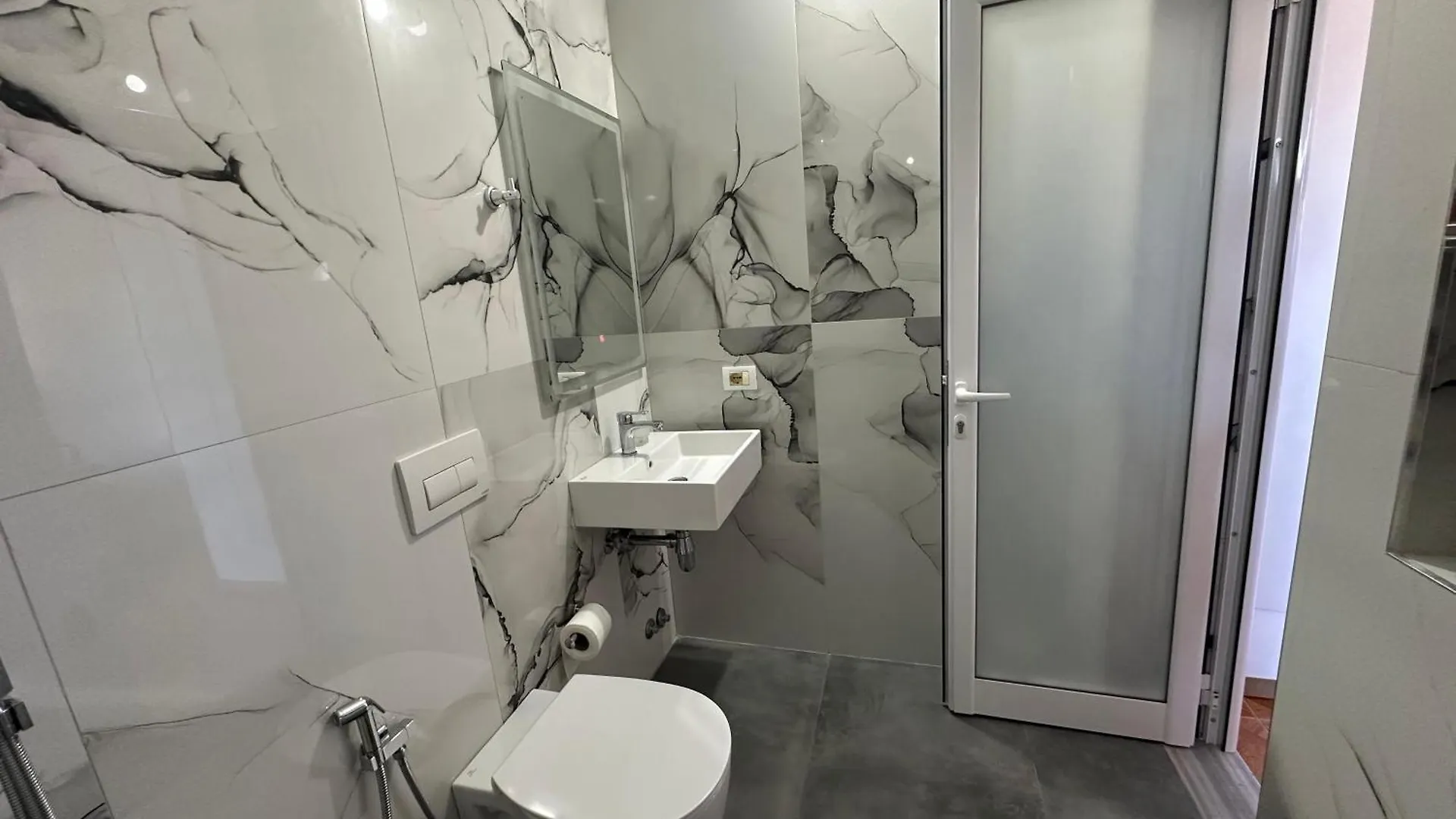 Kingsland Apartment Ksamil